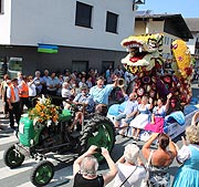 Drache aus 18.000 Blumen vom Ferienland Kufstein beim Ebbser Blumenkorso (©foto: Martin Schmitz)